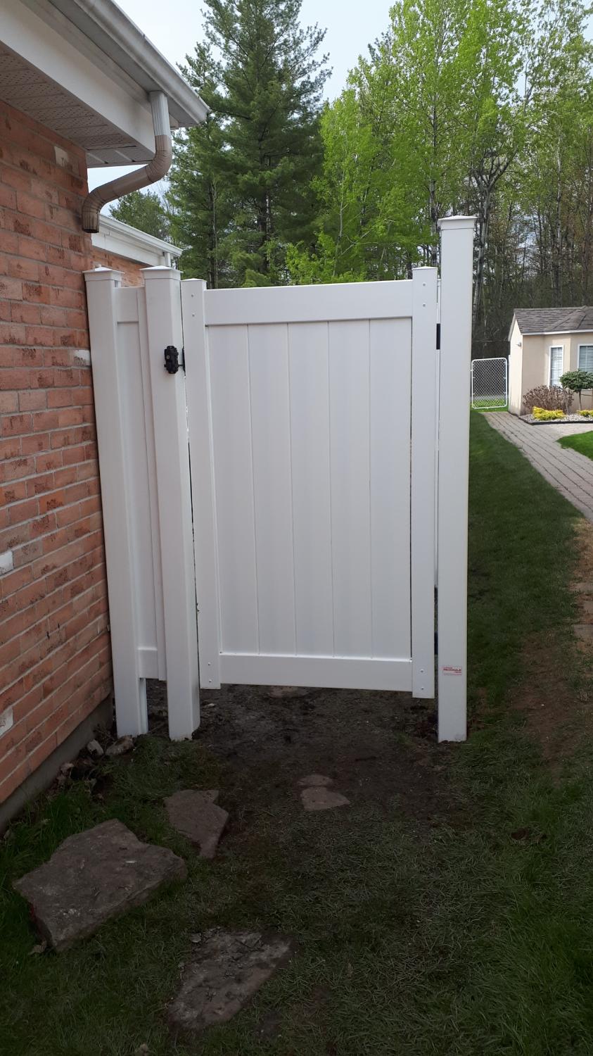 Portail PVC blanc